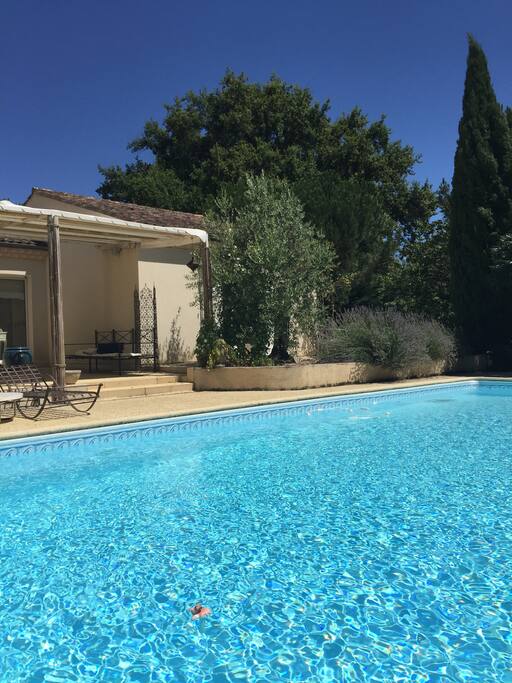 Une piscine, tout près de la maison