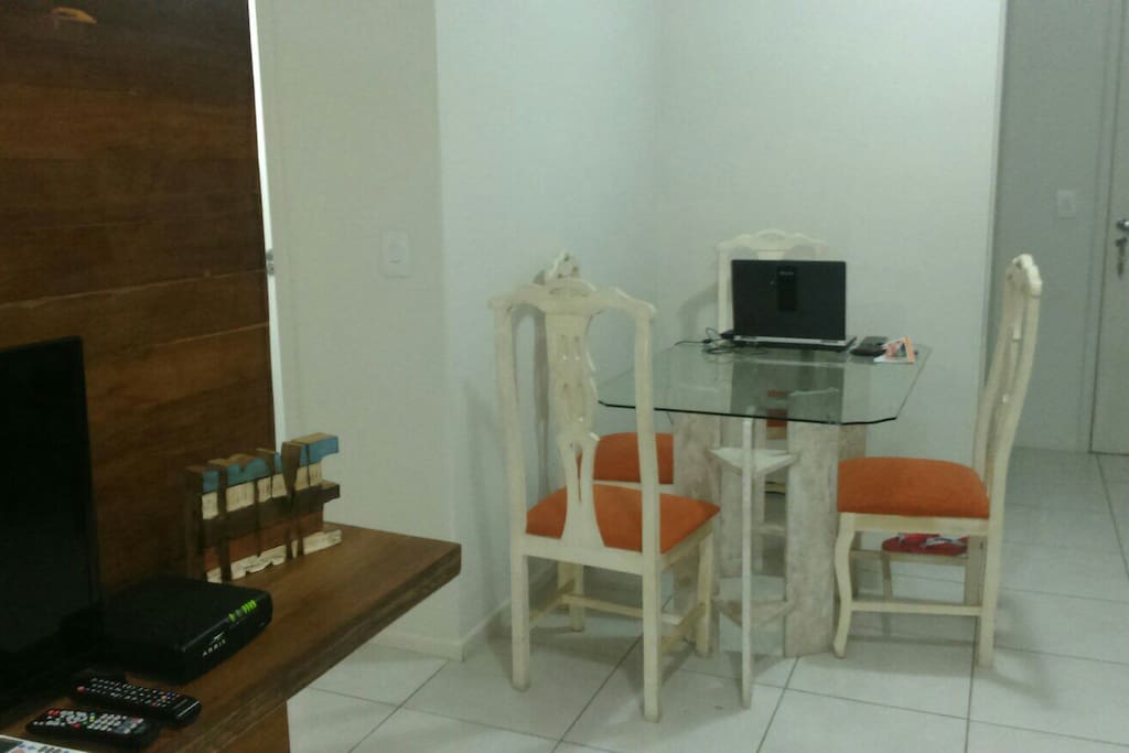 Sala ampla com mesa com 4 cadeiras R aparador, tudo em madeira de demolição.