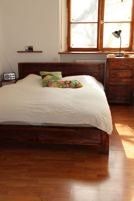 Schlafzimmer zum Innenhof, mit TV, eigenem Bad und WC