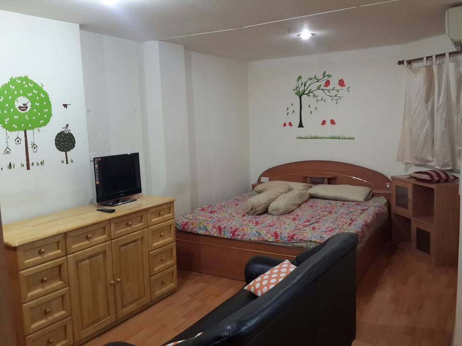 Big bed little cable TV 2x ac