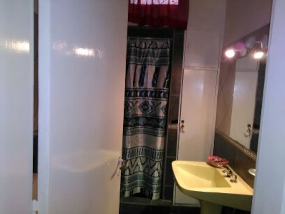 comodo baño con todo lo necesario