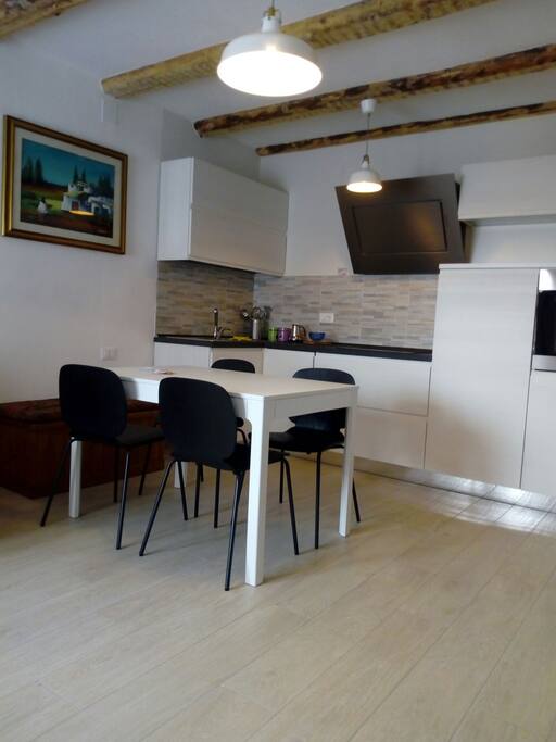 Nuovo e funzionale angolo cucina, con piano ad induzione, frigorifero con cella congelatore, forno, lavastoviglie.