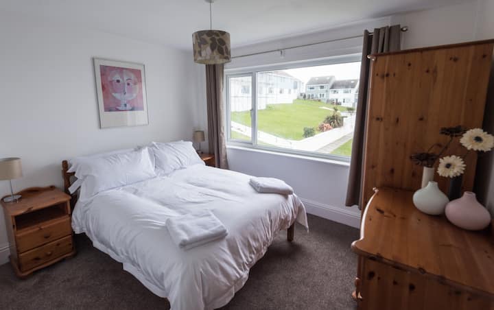 ห้องนอนเตียงใหญ่พร้อมวิวทะเลแบบตะวันตกทั่วอ่าวฟิสทรัล