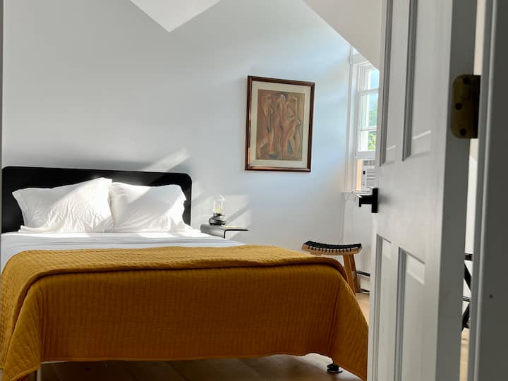 غرفة نوم الضيف الكبيرة