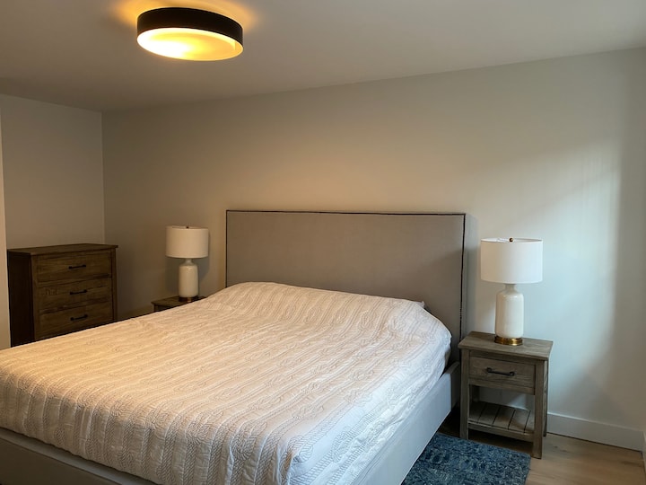 King size bedroom with en suite bathroom