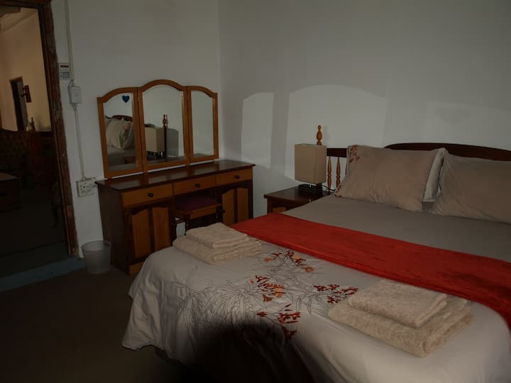 Dormitorio 1 con cama tamaño queen.