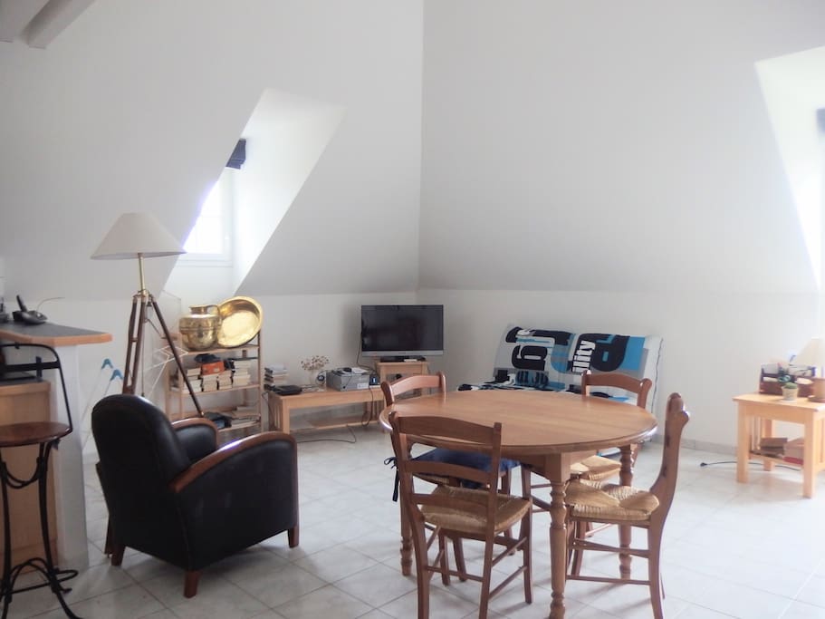 Salon de l'appartement avec vue sur le port