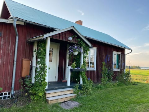 Apburoša māja kopīgā stilā Sandnäset netālu no Luleälv