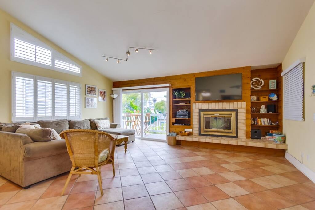 Living room with TV and seating for 6