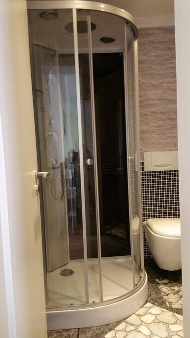 Moderne Dusche mit Massagedüsen