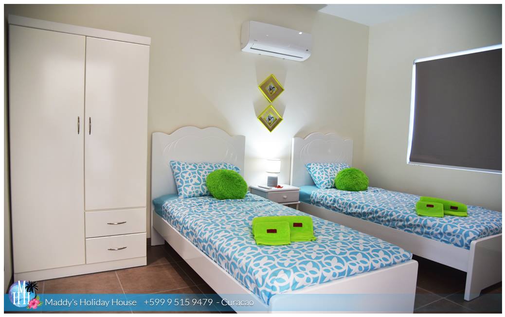 Camas individuales individuales, cómodas
camas de 1,40 por 2,00 m
- Almohada alérgica
- Mesa lateral 
- Lámpara de mesa.
- Armario  2 puertas  2 cajones .
- Aire acondicionado 
- 6 toallas 
