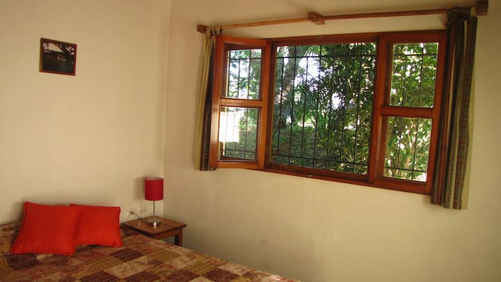 Საძინებლები ეკრანებით, რომ სასიამოვნო ნიავი შემოვიდეს