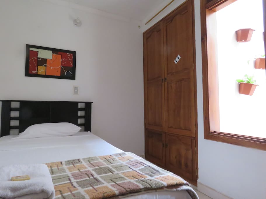dormitorio compartido,con ventana a un patio interior