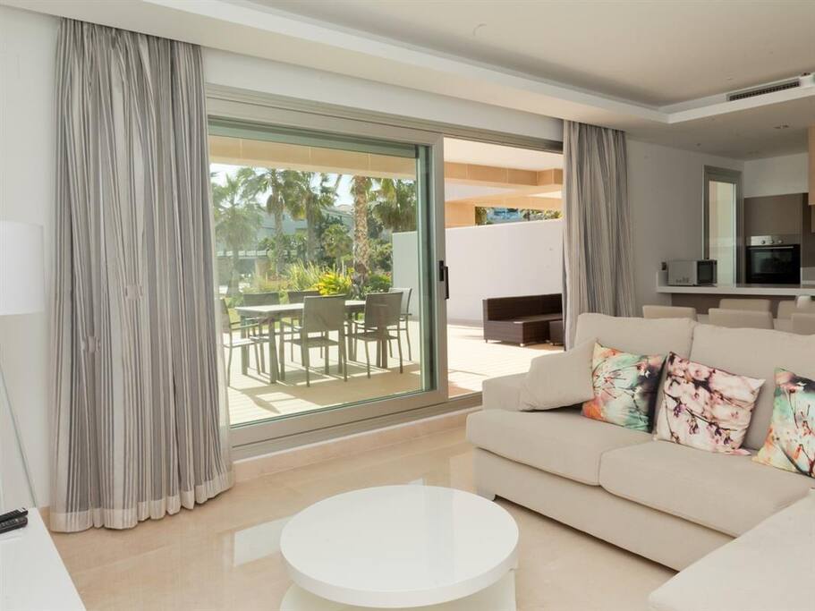 Lounge with nice dining area outside