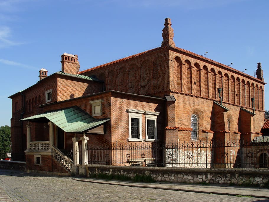 Neibourhood - the oldest synagoge in poland - just next building