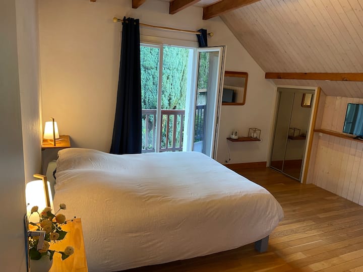 מיטת חדר שינה שני 160 עם מרפסת בצד הגן