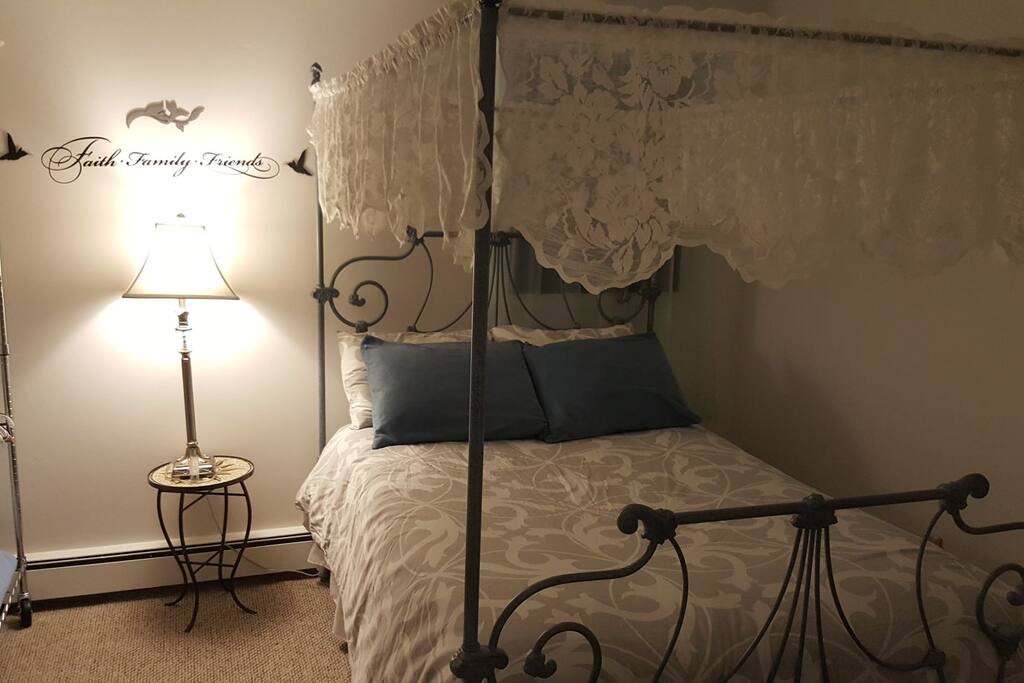 second bedroom, queen bed,