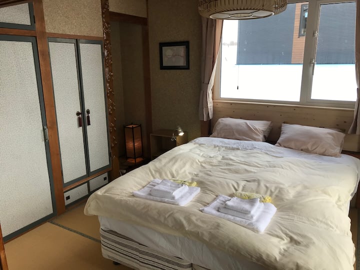 ห้องนอนชั้นล่างเตียงเดี่ยว 2 เตียงหรือเตียงคู่