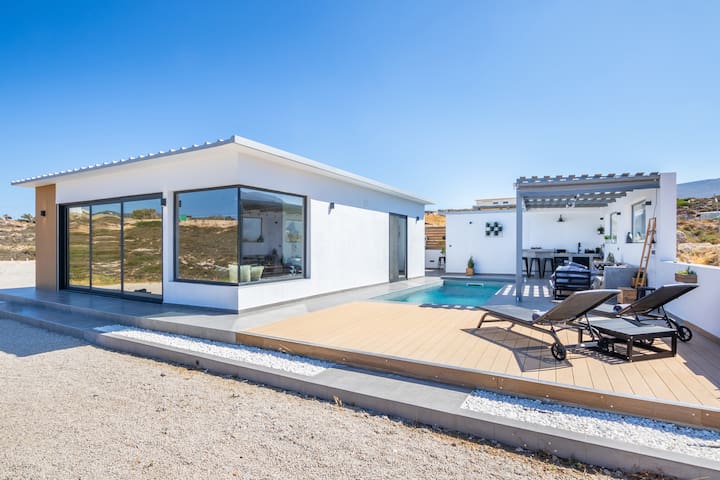 Pleiades – 2 bedroom villa with pool above the sea