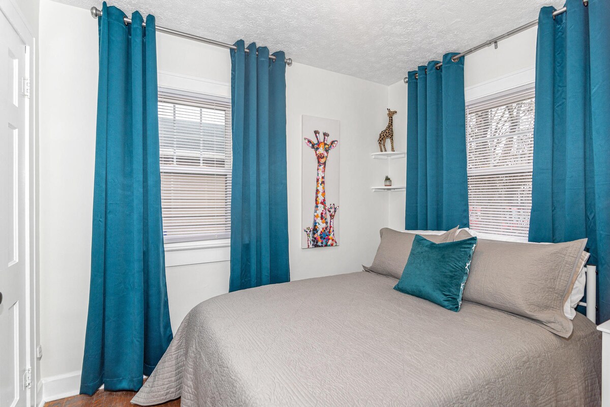 Chumba cha kulala cha pili kilicho na mwanga mwingi kwenye kona ya mbele ya nyumba. Kitanda kamili kilicho na godoro la kustarehesha la kumbukumbu.