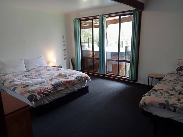 ห้องนอน 1 (เตียงคู่ 1 หลังเตียงคู่ 1 หลังเตียงเดี่ยวไฟฟ้า 1 หลัง)