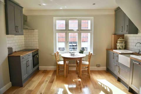 Modern 2 bedroom apartment in Newbury town centre