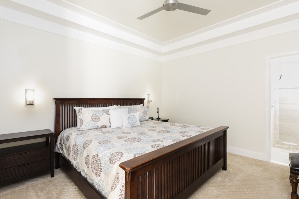 主卧配备加大双人床，独立起居区（未显示）