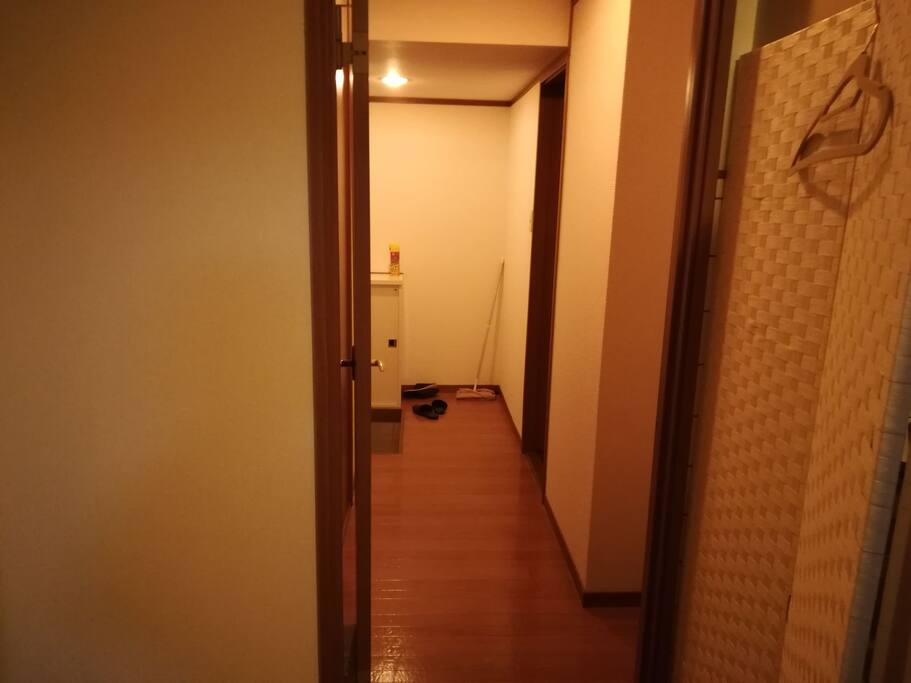 玄関への廊下です。