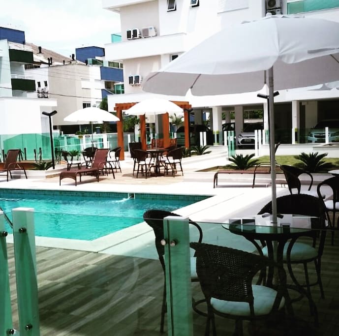 Linda área de lazer com piscina e estrutura de clube