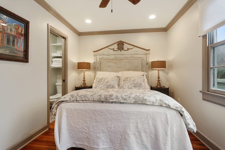 Dhoma kryesore e gjumit përfshin gjithashtu banjë private!