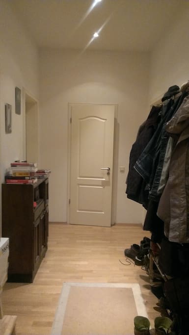 Der Flur von der Wohnungstür aus