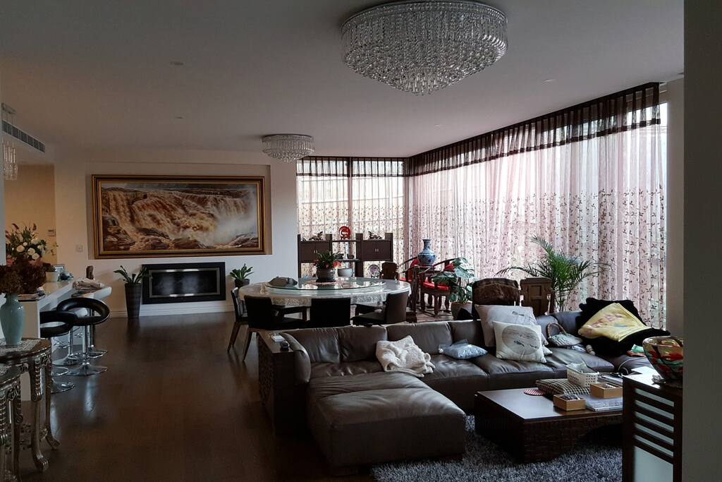 Grand floor living hall
