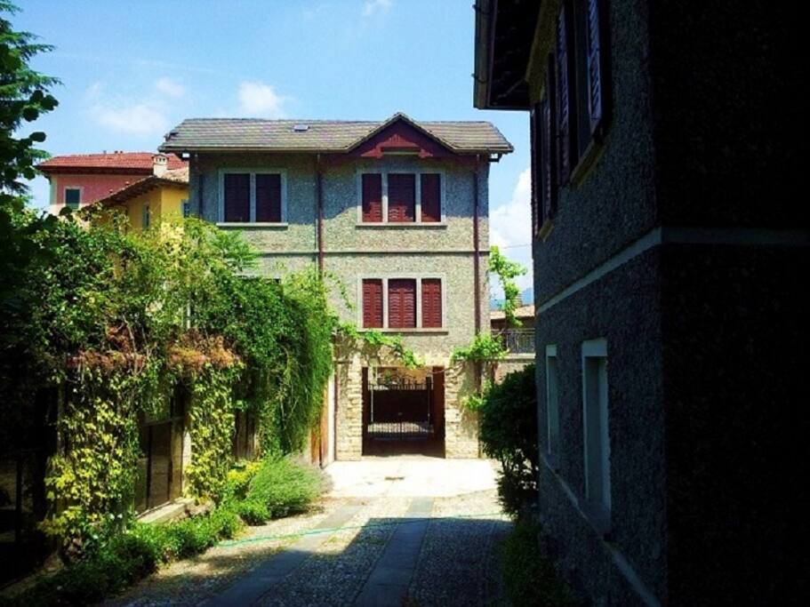 parcheggio interno con viale