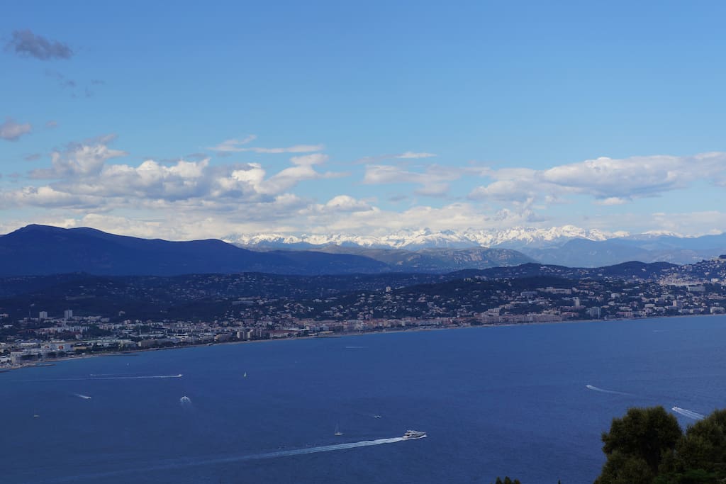 Vue sur baie de Cannes et montagnes