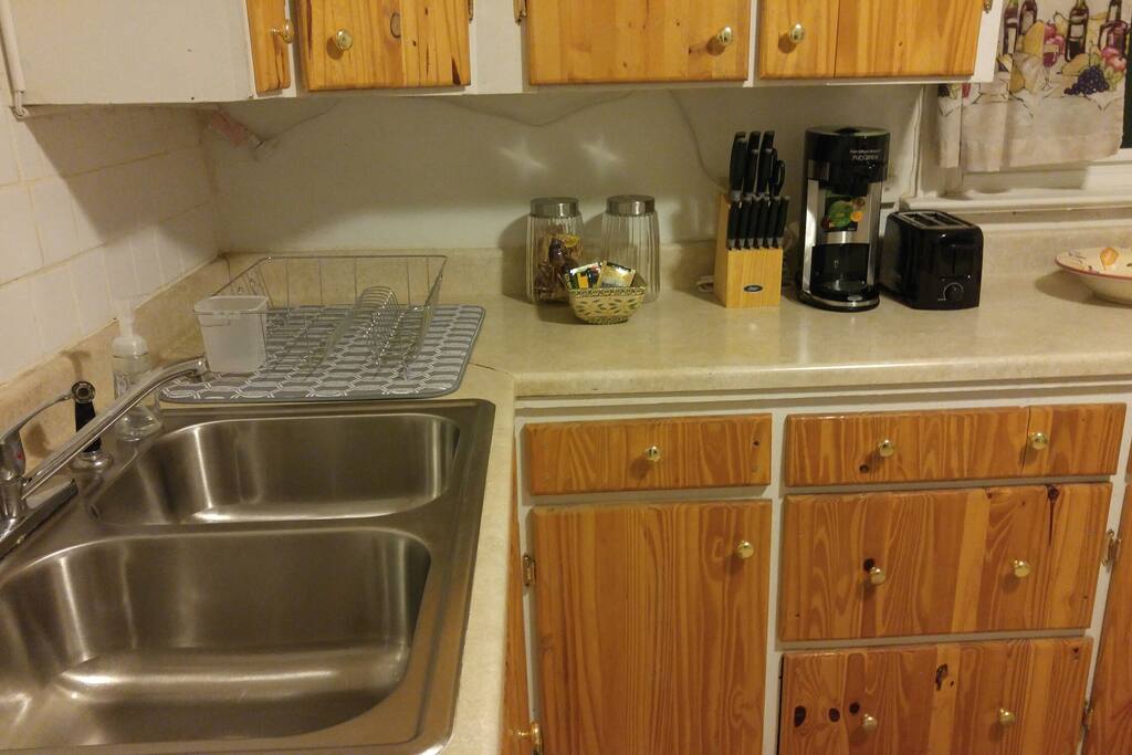 the unit has both a K-cup and french press for coffee maker. Toaster
