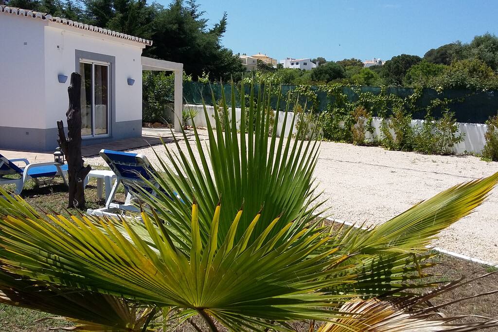 outside casinha with sitting area