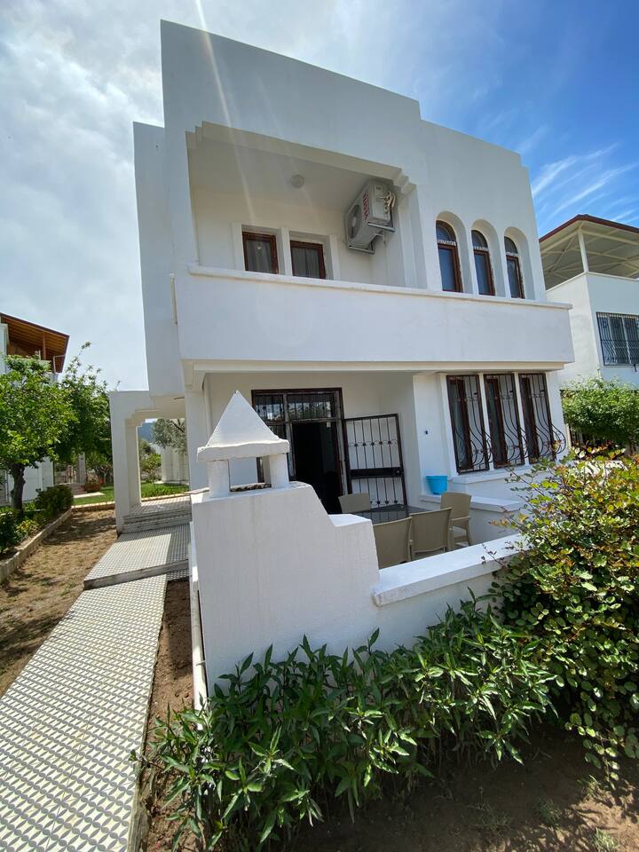 Denize 75m. Mesafeli 200m2. Müstakil Bahçeli Villa - Akbük