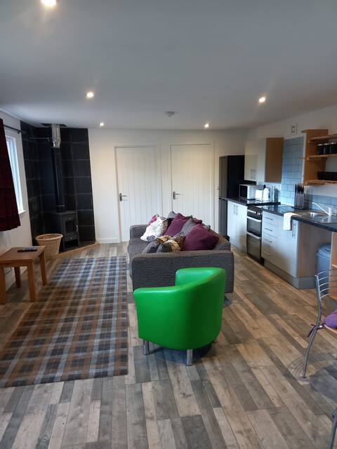 'Full Pint' 
3-bed holiday home with fire stove.