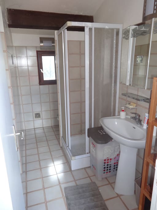 Salle de bain avec toilettes privatisé