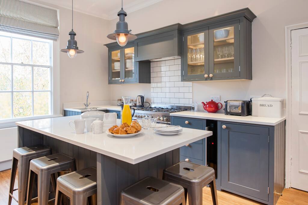 Kitchen with island unit and breakfast bar