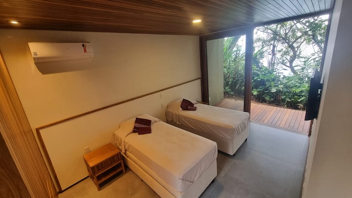 Chambre gauche au rez-de-chaussée