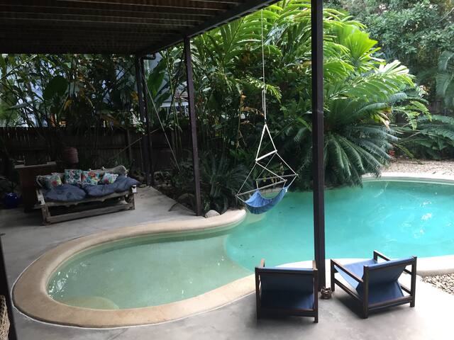 Tropical Paradise Hide-away. King-size bed!