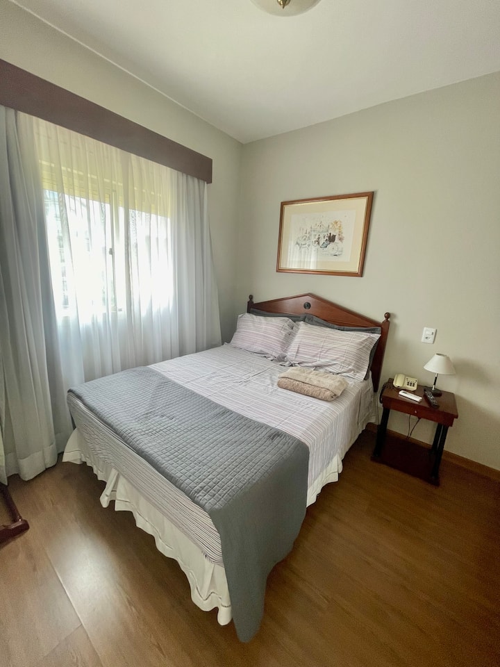 Chumba cha kulala, kitanda cha watu wawili na pazia la kuzima.