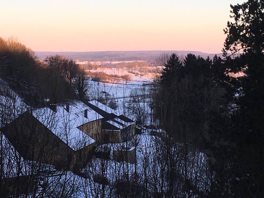Vue du salon le matin un jour d'hiver.