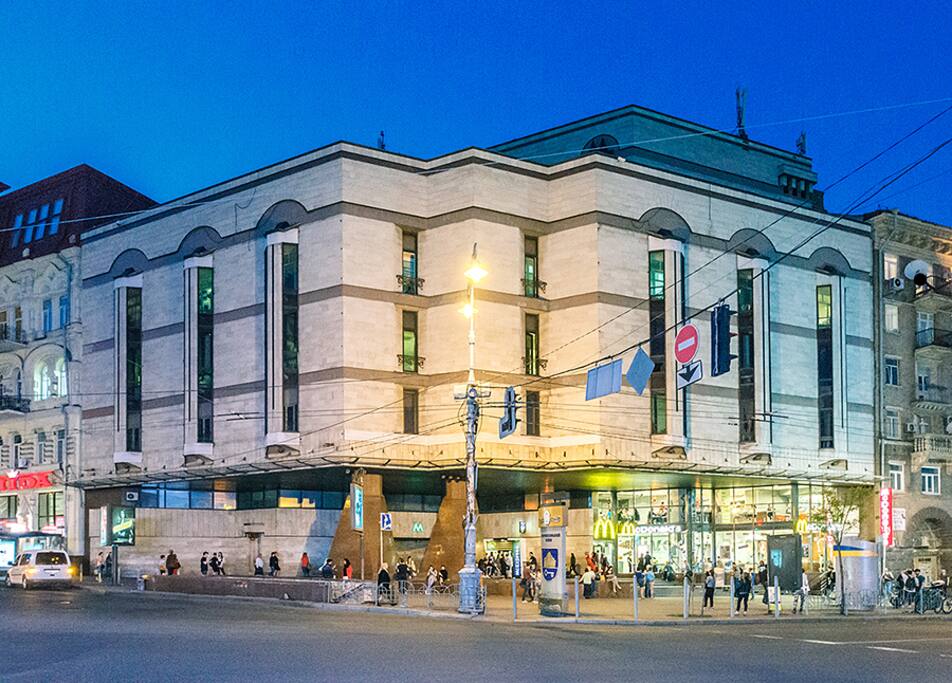 View of L'va Tolstogo Square, entrance to the metro of L'va Tolstogo.