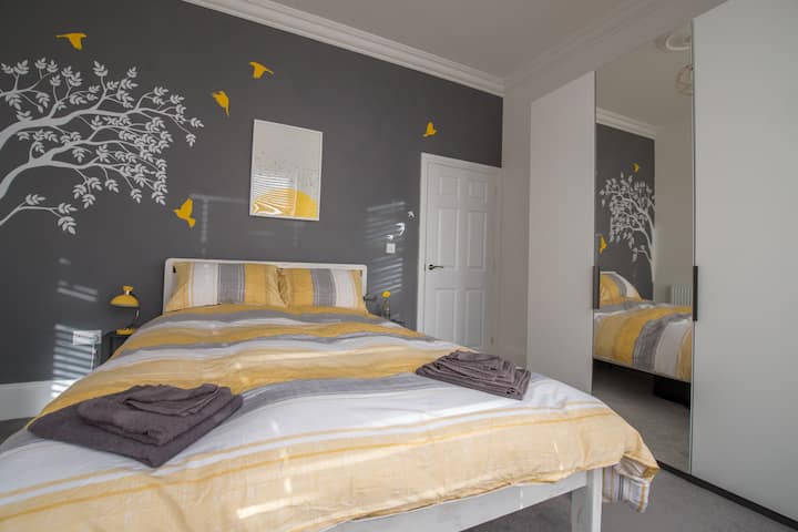 Chumba cha kulala chenye nafasi kubwa chenye vitanda vilivyofungwa