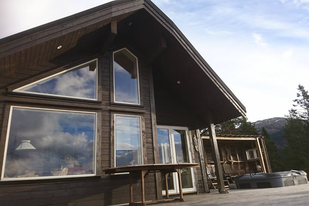Front cabin with good window space and outdoor hood.