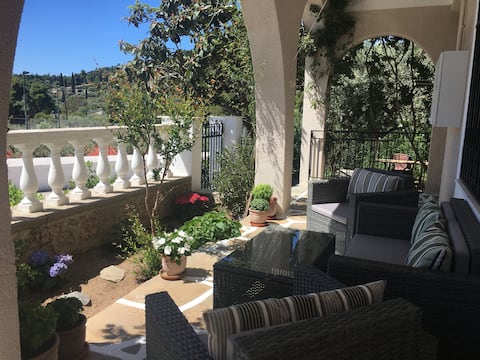 The Olive Grove        Ο Ελαιώνας