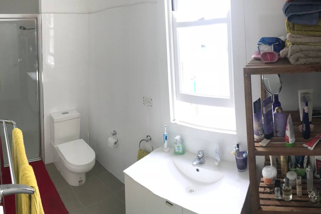Clean and modern bathroom.