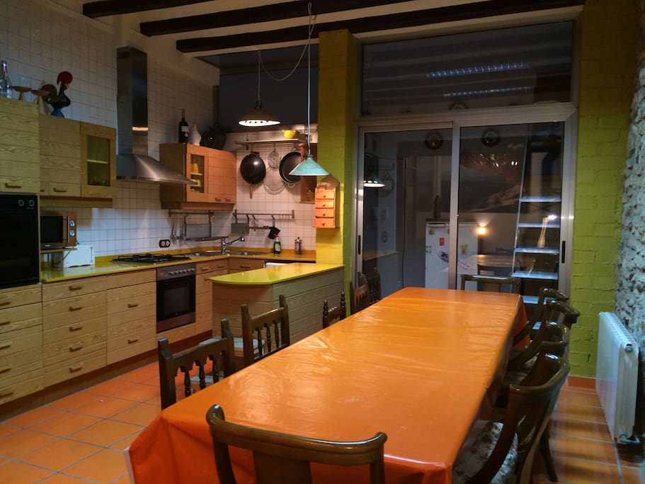 COCINA GRANDE Y MESA DE COMEDOR MUY GRANDE